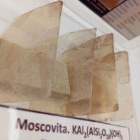 "HOJAS" DE MOSCOVITA KAl2(AlSi3O10)(OH)2 - Imagen 4