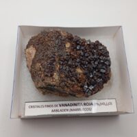 CRISTALES FINOS DE VANADINITA ROJA (Pb5(VO4)3Cl) 